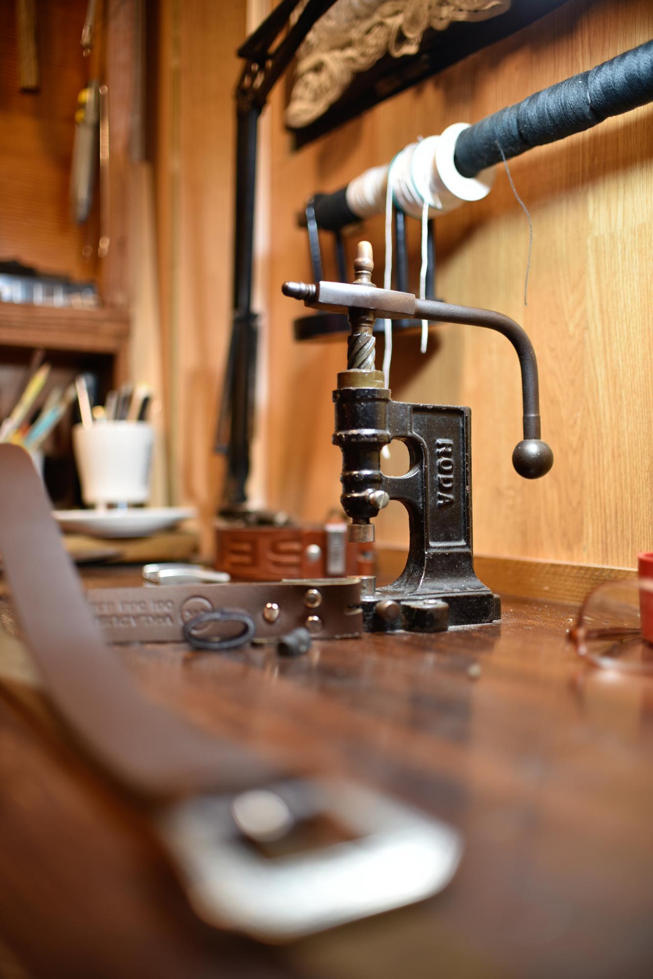 Interno atelier con strumenti da ricamo